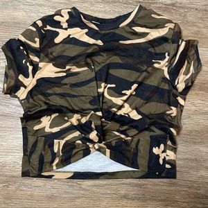 Cropped camo tee